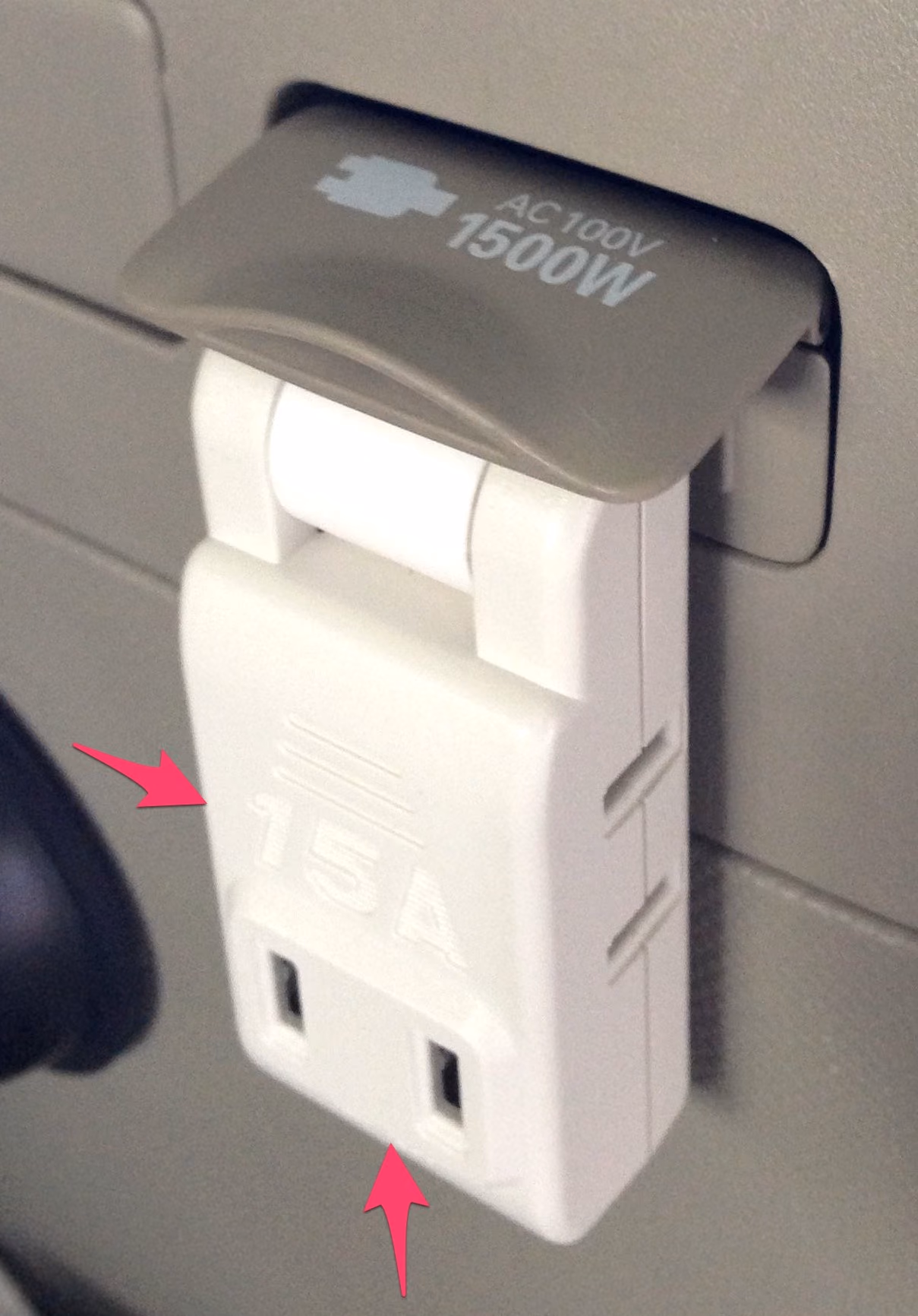 センターコンソール後部100V電源に4口タップ